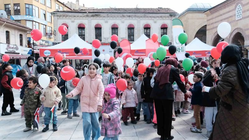 Çocuklar Filistin İçin Umut Balonları Gökyüzüne Bıraktı