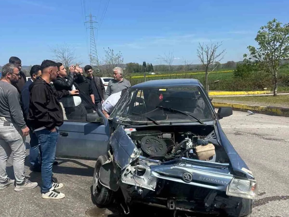 Kocaeli'de Otomobil ve Otobüs Çarpıştı: 1 Yaralı