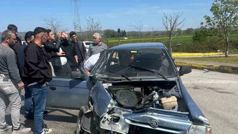 Kocaeli'de Otomobil ve Otobüs Çarpıştı: 1 Yaralı