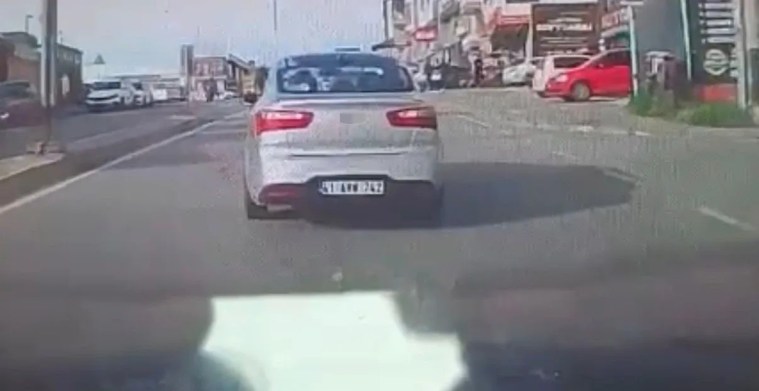 Direksiyon Başında Uyuyan Sürücü Kaldırımdaki Yayalara Çarptı