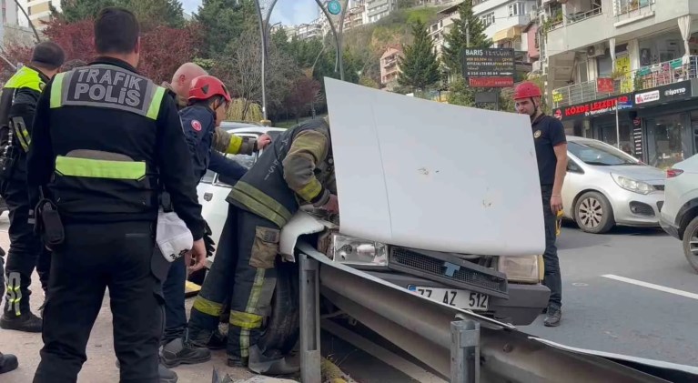Kocaeli’de Freni Tutmayan Otomobil Bariyerlere Çarptı