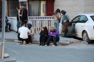 Kahramanmaraş'ta Yaralı Öğrencilerin Aileleri Hastane Önünde Bekliyor