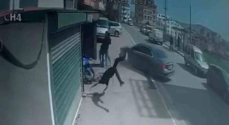 Çocuğunu tehdit ettiğini iddia ettiği motosikletliye otomobiliyle böyle çarptı