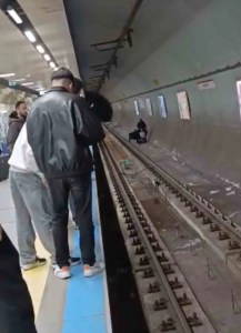 Kadıköy Metro İstasyonunda İntihar Girişimi Vatandaşlar Tarafından Engellendi