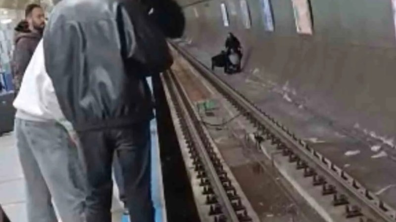 Kadıköy Metro İstasyonunda İntihar Girişimi Vatandaşlar Tarafından Engellendi
