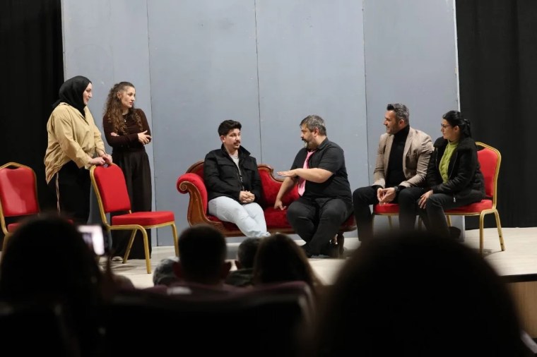 Kartepe'de Tiyatro Etkinlikleri Sanatseverleri Büyüledi