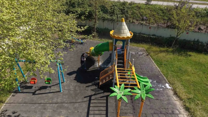 Çayırova'da Parkların Oyun Grupları Temizleniyor