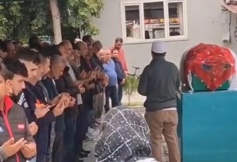Adana'da Trafik Kazasında Hayatını Kaybeden Genç Kız Gelinlikle Uğurlandı
