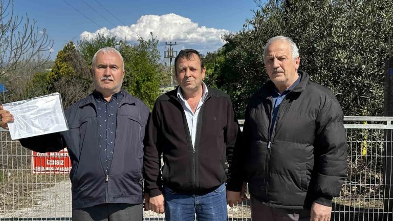 Süt Üreticileri 10 Yıllık Alacakları İçin Fabrika Önünde Toplandı