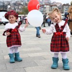 23 Nisan’da çocuklar kırmızı beyaz renklerle sahne aldı