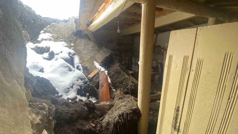 Ardahan'da Aşırı Yağışlar Toprak Damlı Evi Çökerdi