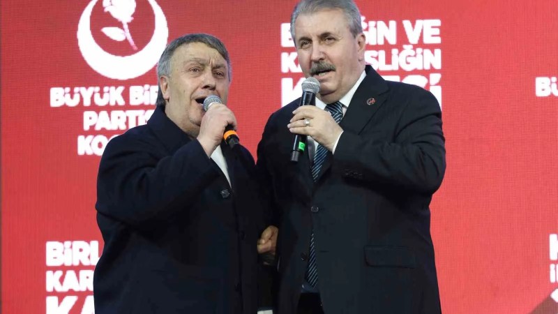BBP Genel Başkanı Destici Kocaeli Kongresinde İsmail Türüt ile Türkü Söyledi