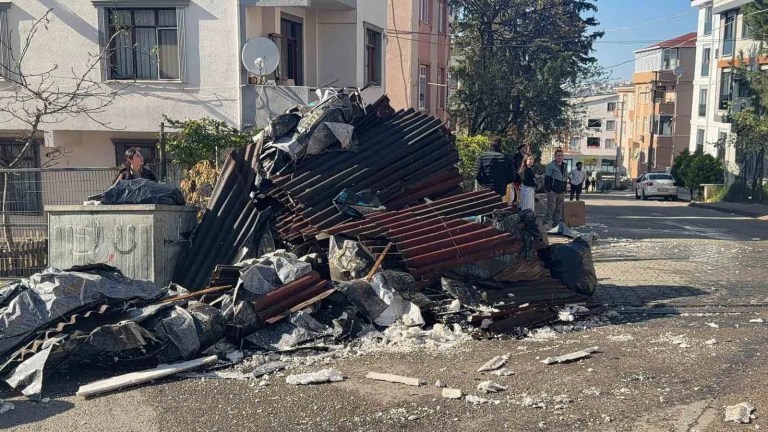 Kocaeli'de Tadilat Halindeki Binanın Çatısı Yandı