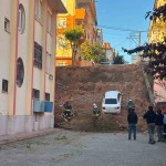 Çöken Duvarla Birlikte Otomobil Okul Bahçesine Düştü