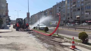 Karamürsel'de Su Borusu Patladı, Caddeyi Su Bastı