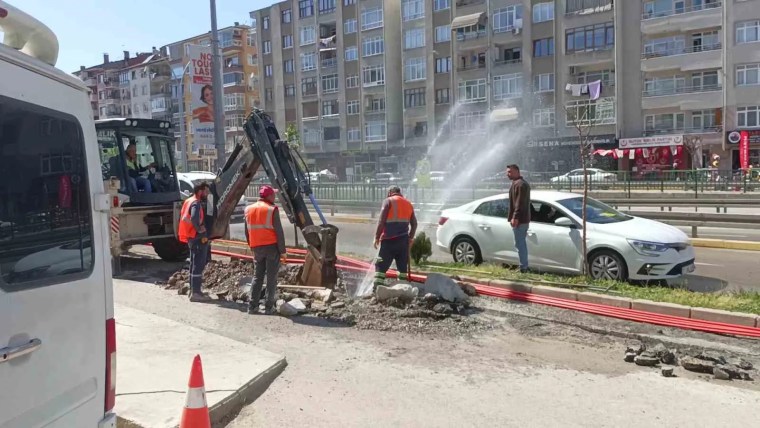 Karamürsel'de Su Borusu Patladı, Caddeyi Su Bastı