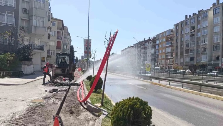 Karamürsel'de Su Borusu Patladı, Caddeyi Su Bastı