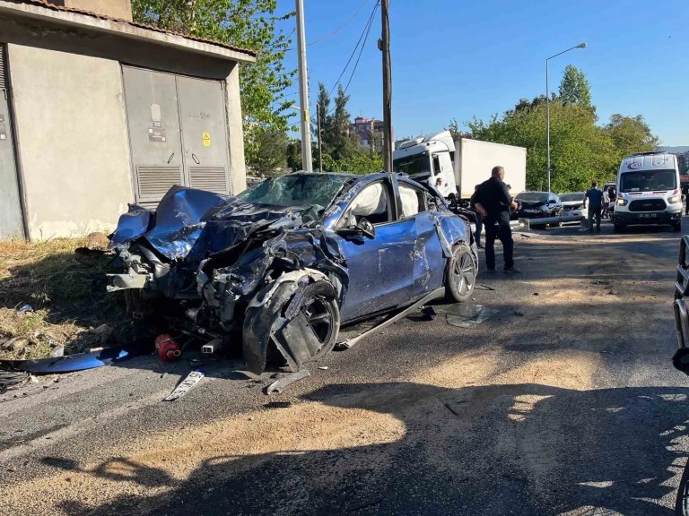 Freni boşalan TIR dehşet saçtı! Ölü ve yaralılar var