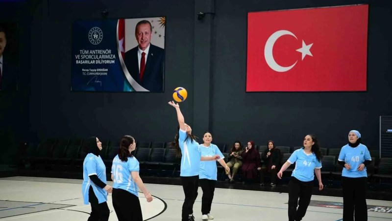 Çayırova'da Kadınlar Voleybol Dostluk Maçında Buluştu