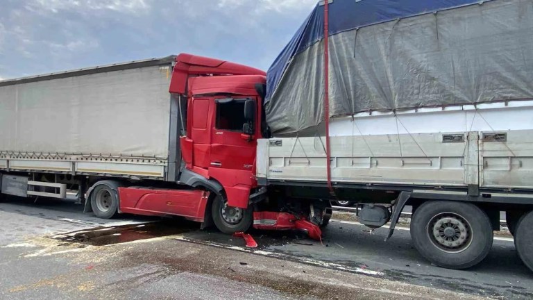 Kocaeli TEM'de Altı Tırın Karıştığı Kaza Ankara Yönünü Kapattı