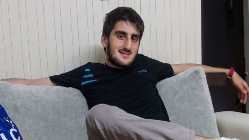 Annesi kahvaltıya uyandırmaya gitti. Genç adamın karşılaştı!