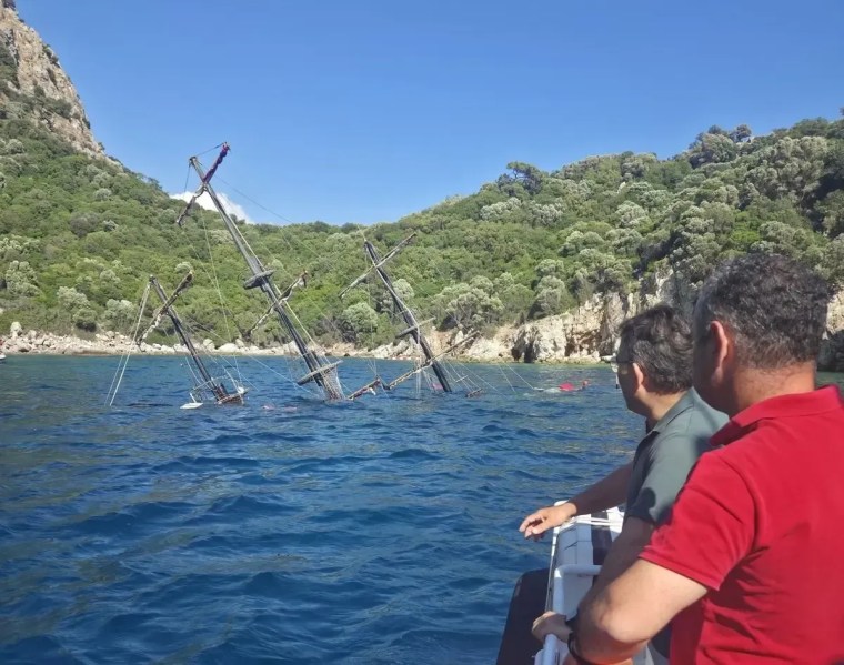 Tur teknesi sulara gömüldü, 110 yolcu tahliye edildi