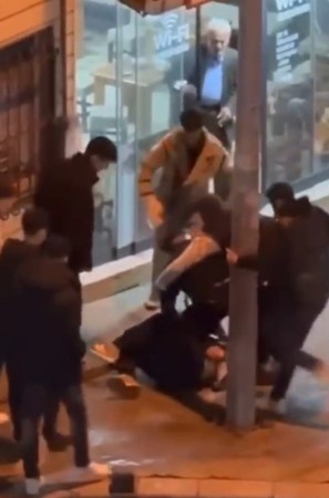 Sokak ortasında 4 kişi 1 kişiye daldı