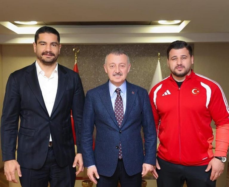 Büyükakın, güreşin yıldız isimlerini ağırladı