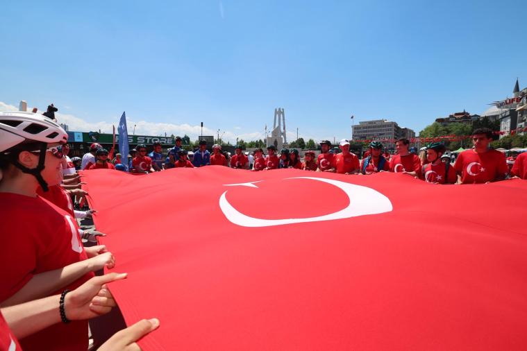 Büyükakın, 19 Mayıs coşkusuna gençlerle ortak oldu