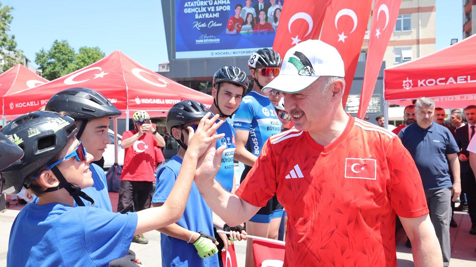 Büyükakın, 19 Mayıs coşkusuna gençlerle ortak oldu
