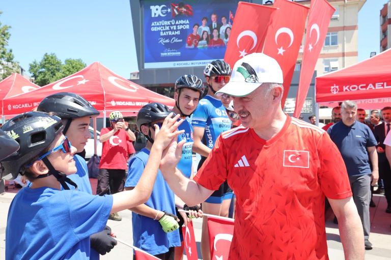 Büyükakın, 19 Mayıs coşkusuna gençlerle ortak oldu