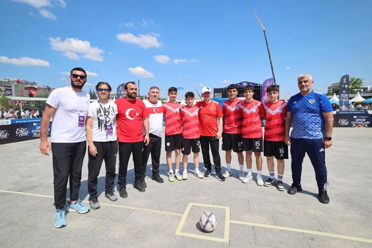 Büyükakın, 19 Mayıs coşkusuna gençlerle ortak oldu