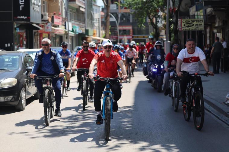 Büyükakın, 19 Mayıs coşkusuna gençlerle ortak oldu