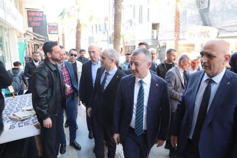 Başkan Büyükakın Çayırova’da vatandaşlarla buluştu