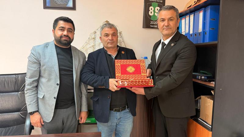 İzmit Belediyesi’nden muhtarlara doğum günü sürprizi