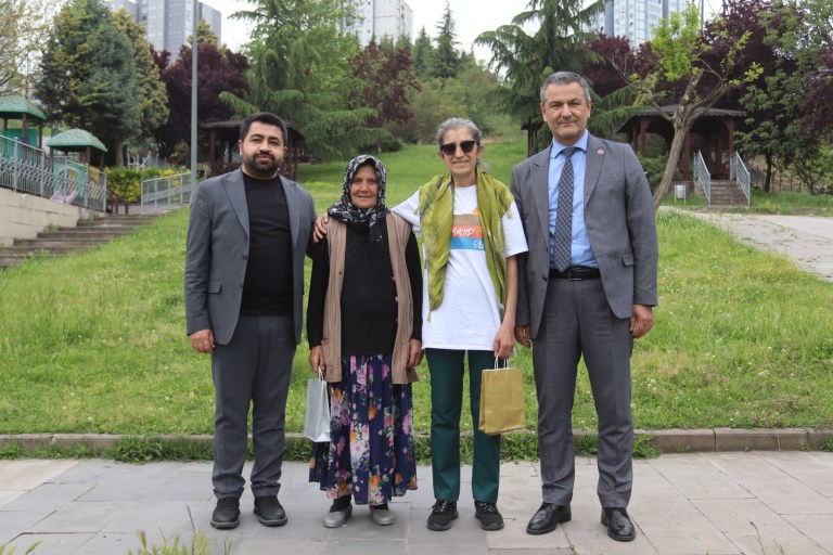 İzmit Belediyesi’nden kadın muhtarlara Anneler Günü ziyareti