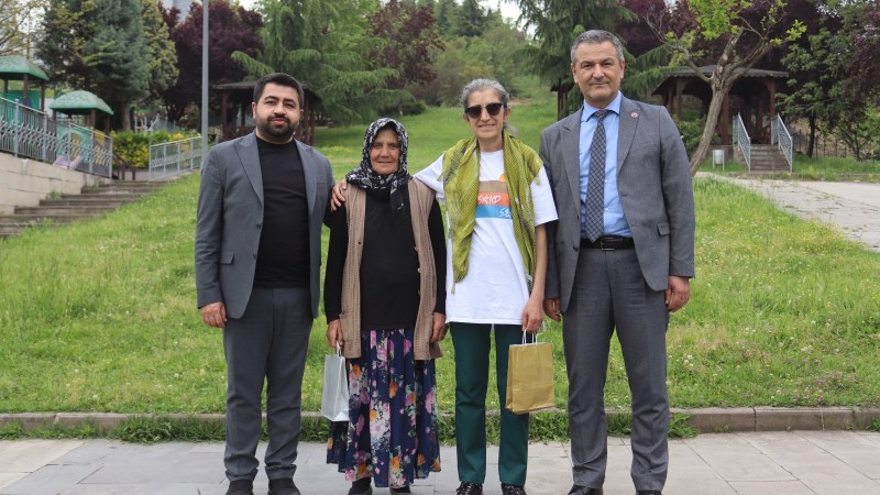 İzmit Belediyesi’nden kadın muhtarlara Anneler Günü ziyareti