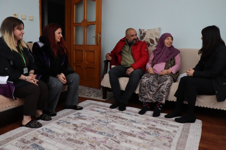 İzmit Belediyesi’nden kırsaldaki annelere anlamlı ziyaret