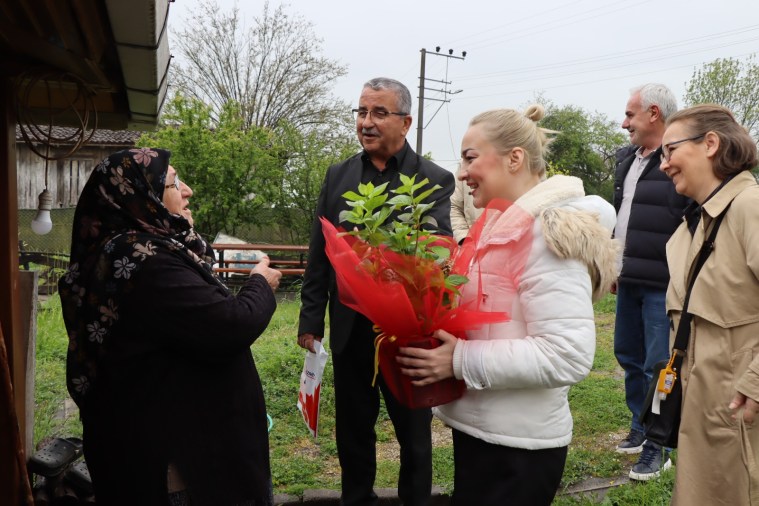 İzmit Belediyesi’nden kırsaldaki annelere anlamlı ziyaret