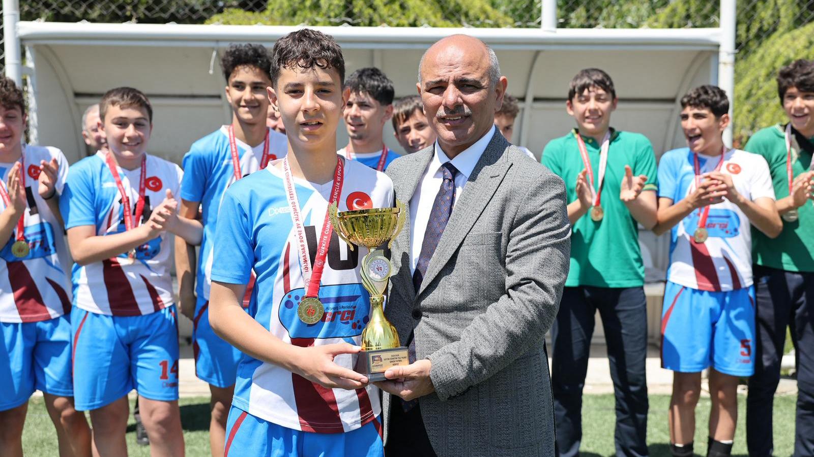 Ortaokullar arası futbol turnuvasında kupalar sahiplerini buldu