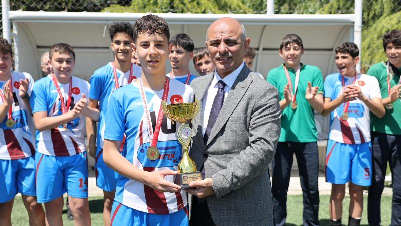 Ortaokullar arası futbol turnuvasında kupalar sahiplerini buldu