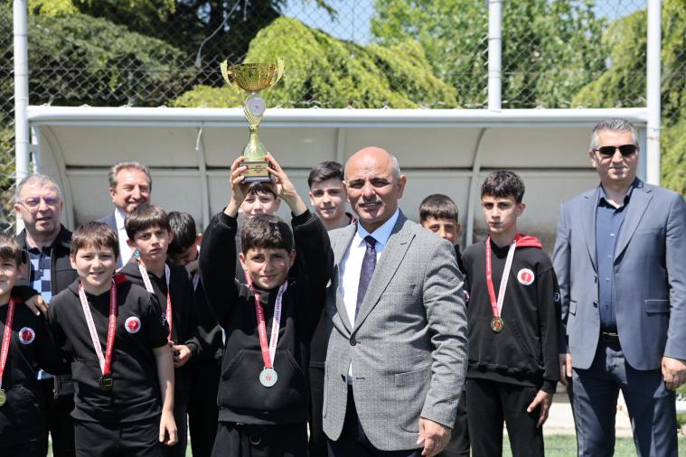 Ortaokullar arası futbol turnuvasında kupalar sahiplerini buldu