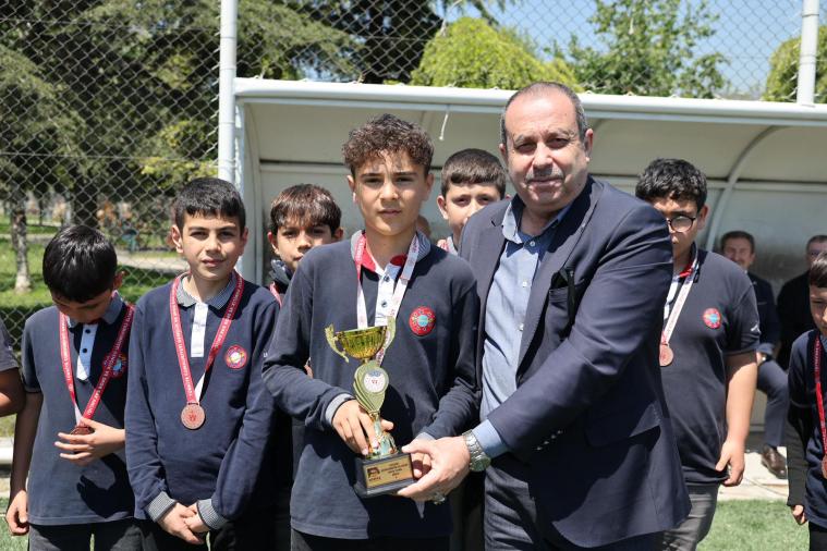 Ortaokullar arası futbol turnuvasında kupalar sahiplerini buldu