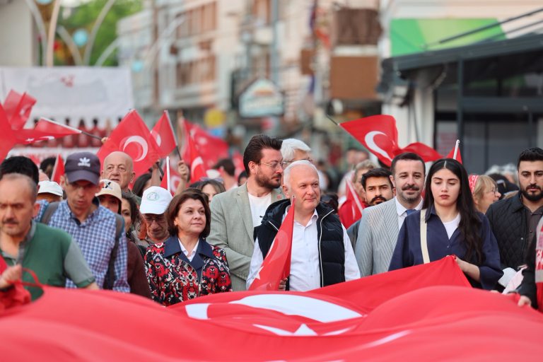 Karamürsel’de 19 Mayıs coşkusu sokaklara taştı