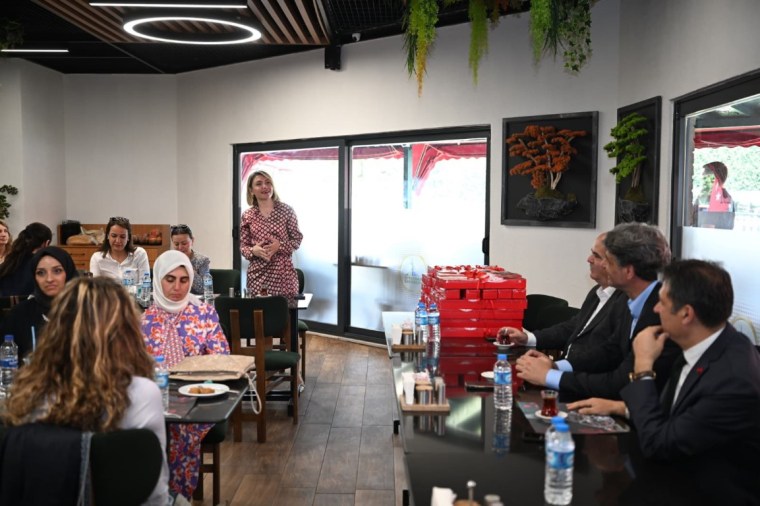 Kartepe’de kadın eğitimcilere Anneler Günü sürprizi
