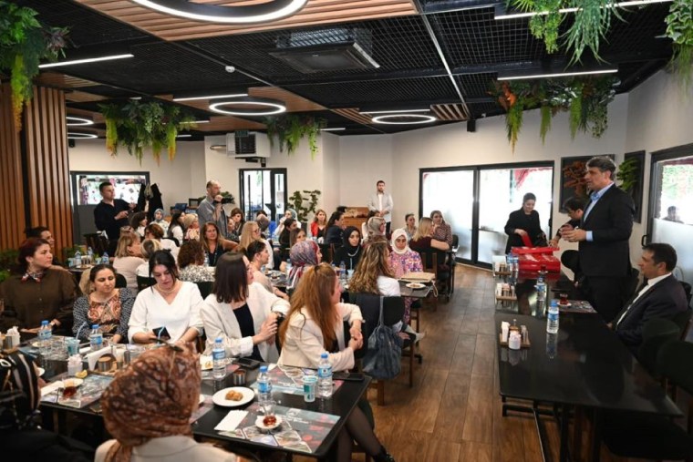 Kartepe’de kadın eğitimcilere Anneler Günü sürprizi