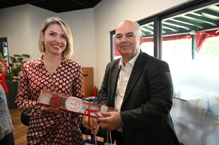 Kartepe’de kadın eğitimcilere Anneler Günü sürprizi
