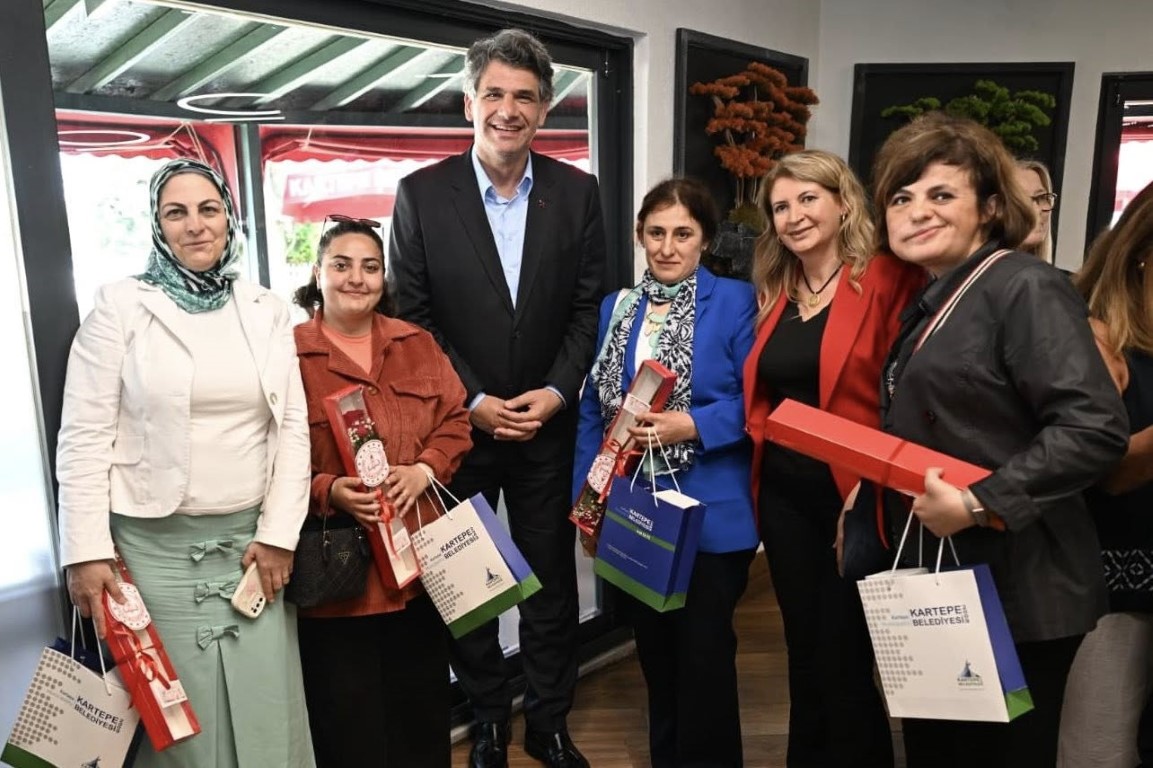 Kartepe’de kadın eğitimcilere Anneler Günü sürprizi