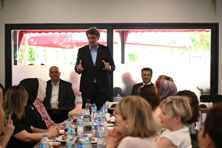 Kartepe’de kadın eğitimcilere Anneler Günü sürprizi