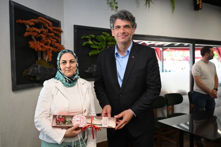Kartepe’de kadın eğitimcilere Anneler Günü sürprizi